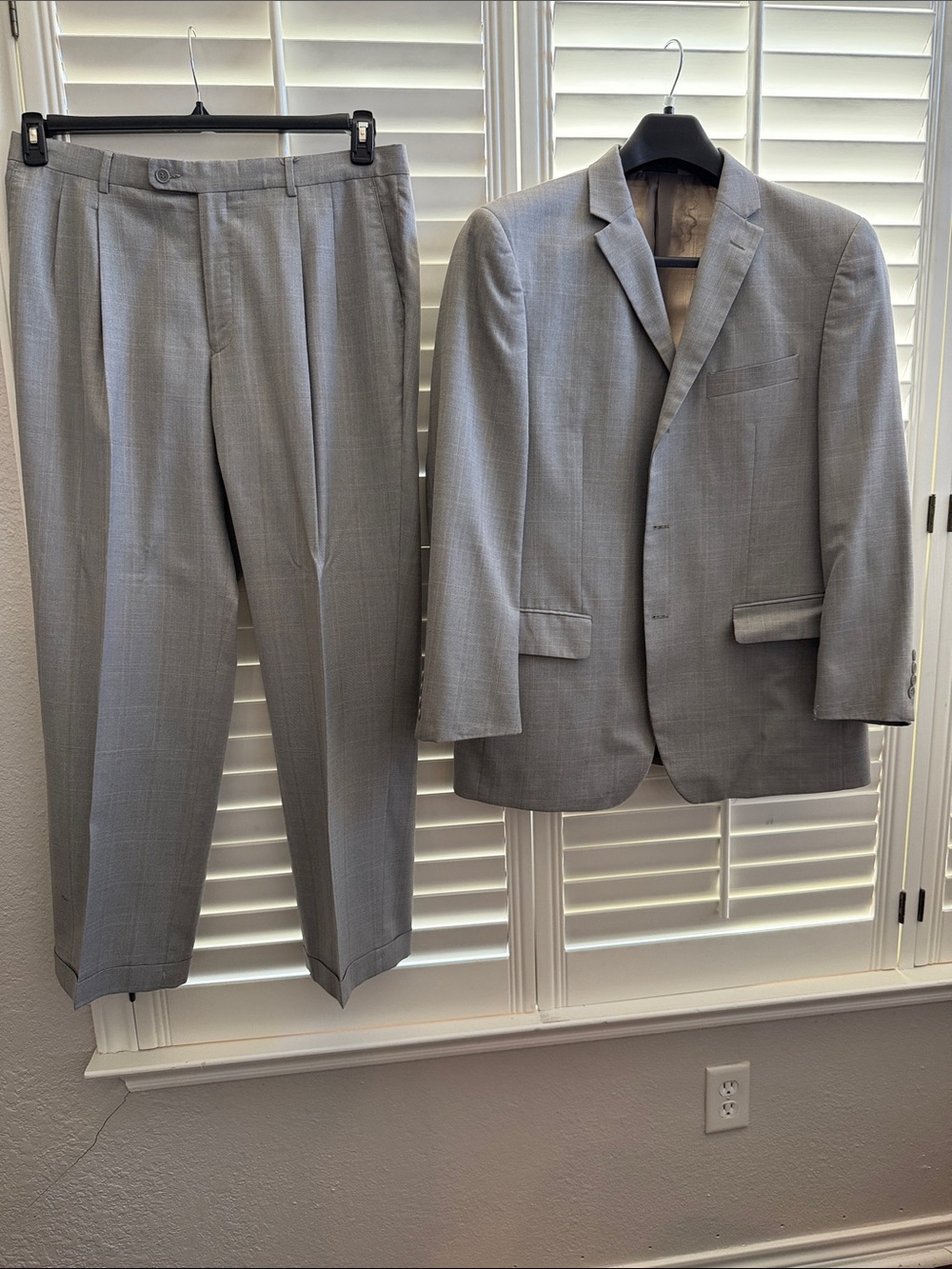 Evan Picone Light Gray Men's Two-Piece Suit